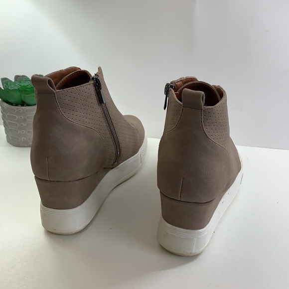 Wanted wedge boots 👢 super cute with jeans or leggings. - Picture 3 of 4